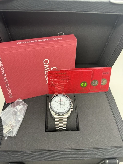 2024-Omega-Speedmaster-White-Dial-42mm-Chronograph-Watch-1.webp Montre chronographe Omega Speedmaster 42 mm, cadran blanc, année 2024, référence 310.30.42.50.04.001 B+P – Image 1