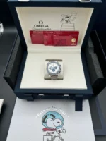 OMEGA Speedmaster 2025 « Silver Snoopy Award » 50e montre 310.32.42.50.02.001