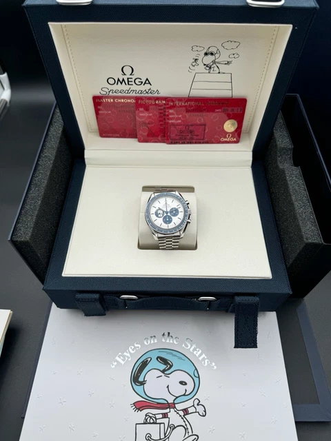 2025-OMEGA-Speedmaster-Silver-Snoopy-Award-50th-Watch-2.webp OMEGA Speedmaster 2025 « Silver Snoopy Award » 50e montre 310.32.42.50.02.001 – Image 1