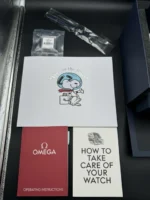 OMEGA Speedmaster 2025 « Silver Snoopy Award » 50e montre 310.32.42.50.02.001 – Image 4