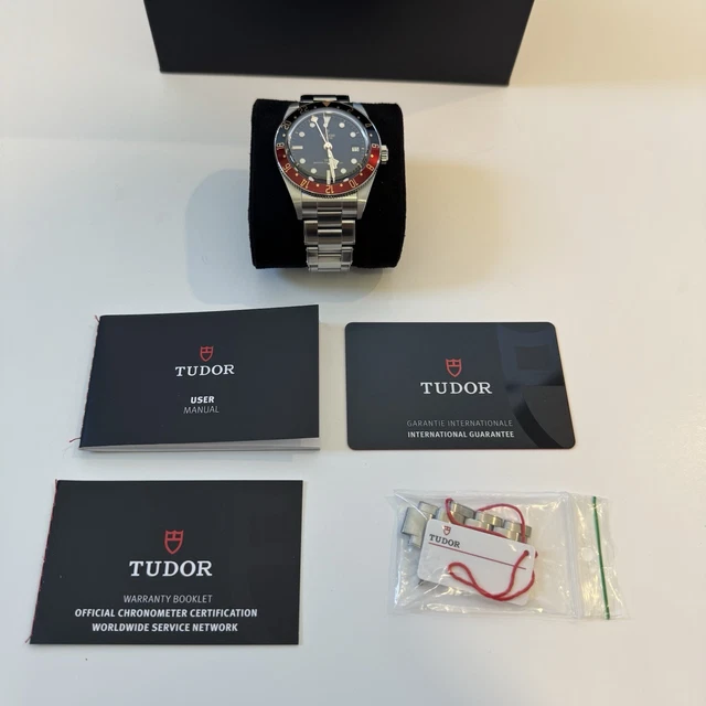 2025-Tudor-Black-Bay-58-GMT-Watch-39mm-22.webp Montre Tudor Black Bay 58 GMT 39 mm, modèle 2025, modèle Coca-Cola noir rouge, 7939G1A0NRU, coffret et carte – Image 1