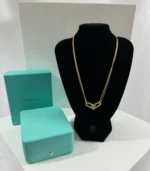 Magnifique collier Tiffany & Co. avec écrin et pochette en or 18 carats. Excellent état.