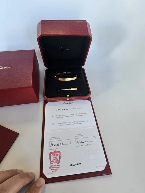 Cartier-Love-Bangle-18k-Yellow-Gold-Size-18-44.webp Bracelet Cartier Love en or jaune 18 carats, taille 18, fermoir à vis, neuf, avec boîte et papier – Image 1