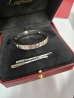 Bracelet Cartier Love Modèle Classique 4 Diamants Or Blanc Taille 17 – Image 3