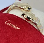 Bracelet Cartier Panthère Cougar Trinity en or jaune, blanc et rose 18 carats, service 2025 – Image 20