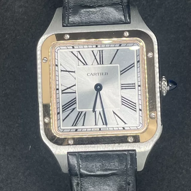 Cartier-Santos-Dumont-W2SA0011-Silver-Dial-Mens-Watch-19.webp Montre homme Cartier Santos Dumont W2SA0011, cadran argenté, boîte et papiers – Image 1