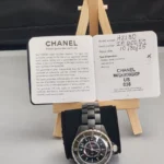 Montre Chanel J12 Quartz 33 mm en céramique noire avec index émeraude + écrin Chanel
