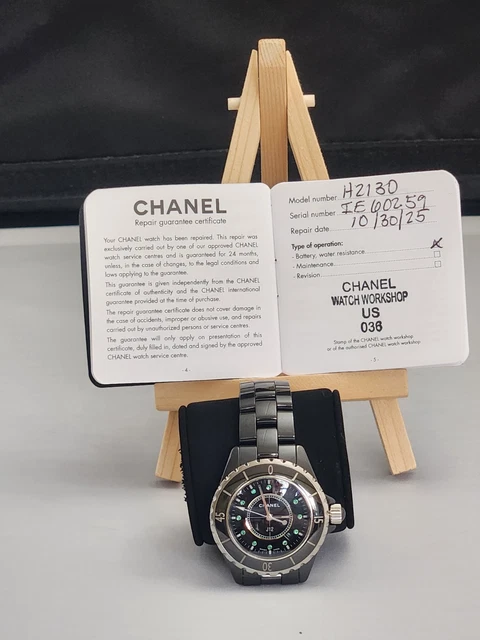 Chanel-J12-Quartz-33mm-Black-Ceramic-Watch-w-2.webp Montre Chanel J12 Quartz 33 mm en céramique noire avec index émeraude + écrin Chanel – Image 1