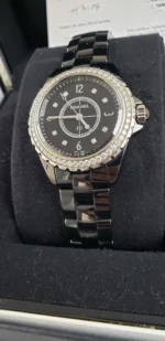 Montre Chanel J12 noire pour femme avec lunette sertie de diamants – Image 7