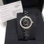 Montre Chanel J12 noire pour femme avec lunette sertie de diamants