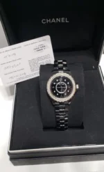 Montre Chanel J12 noire pour femme avec lunette sertie de diamants