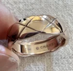 Bague Chanel Coco Crush matelassée en or rose 18 carats beige, taille 56, presque neuve – Image 7