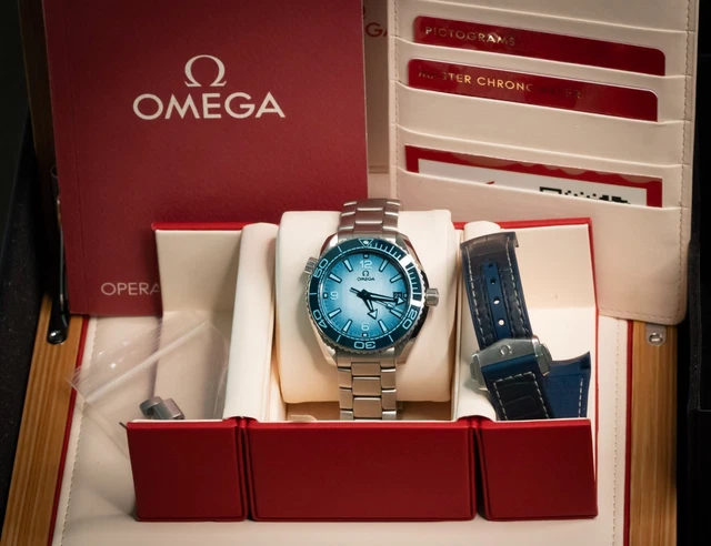 OMEGA-Seamaster-Planet-Ocean-600M-395mm-Summer-Blue.webp OMEGA Seamaster Planet Ocean 600M 39,5 mm Cadran bleu été - 215.30.40.20.03.002 – Image 1