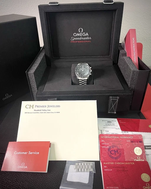 Omega-Speedmaster-Professional-Hesalite-Moonwatch-Comp-Set-31030425001001-9.webp Omega Speedmaster Professional Hesalite Moonwatch. Coffret cadeau. 310.30.42.50.01.001 – Image 1