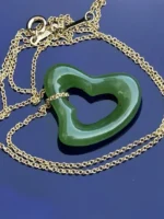 Collier Tiffany & Co Elsa Peretti en jade néphrite vert, cœur ouvert, orné d'un carat et d'un pendentif cœur, 43 cm (17 pouces)