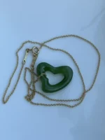 Collier Tiffany & Co Elsa Peretti en jade néphrite vert, cœur ouvert, orné d'un carat et d'un pendentif cœur, 43 cm (17 pouces) – Image 13