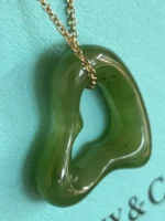 Collier Tiffany & Co Elsa Peretti en jade néphrite vert, cœur ouvert, orné d'un carat et d'un pendentif cœur, 43 cm (17 pouces) – Image 10