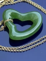 Collier Tiffany & Co Elsa Peretti en jade néphrite vert, cœur ouvert, orné d'un carat et d'un pendentif cœur, 43 cm (17 pouces) – Image 25