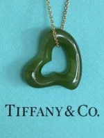 Collier Tiffany & Co Elsa Peretti en jade néphrite vert, cœur ouvert, orné d'un carat et d'un pendentif cœur, 43 cm (17 pouces) – Image 7