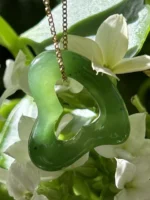 Collier Tiffany & Co Elsa Peretti en jade néphrite vert, cœur ouvert, orné d'un carat et d'un pendentif cœur, 43 cm (17 pouces) – Image 6