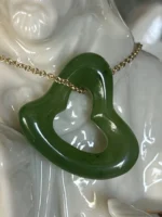 Collier Tiffany & Co Elsa Peretti en jade néphrite vert, cœur ouvert, orné d'un carat et d'un pendentif cœur, 43 cm (17 pouces) – Image 2