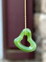 Collier Tiffany & Co Elsa Peretti en jade néphrite vert, cœur ouvert, orné d'un carat et d'un pendentif cœur, 43 cm (17 pouces) – Image 20