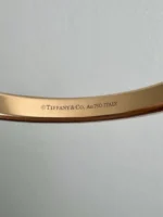 Bracelet jonc Tiffany & Co. à fermoir cadenas, or rose 18 carats, 31,8 grammes – Image 4