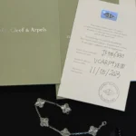 Bracelet Van Cleef & Arpels Alhambra vintage en or blanc 18 carats guilloché, 5 motifs