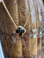 Collier pendentif en or et onyx Pure Alhambra de Van Cleef & Arpel – Image 2