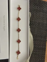Van Cleef & Arpels : Bracelet Alhambra Vintage en or jaune 18 carats et cornaline à 5 motifs – Image 4