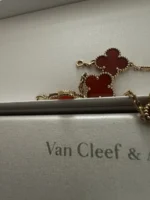 Van Cleef & Arpels : Bracelet Alhambra Vintage en or jaune 18 carats et cornaline à 5 motifs – Image 2