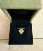 Collier pendentif vintage Alhambra en or jaune 18 carats et diamants Van Cleef & Arpels – Image 11