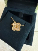 Collier pendentif vintage Alhambra en or jaune 18 carats et diamants Van Cleef & Arpels – Image 7