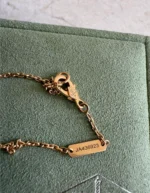 Collier pendentif vintage Alhambra en or jaune 18 carats et diamants Van Cleef & Arpels – Image 5