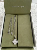 Collier long motif Magic Alhambra 1 de Van Cleef & Arpels en or blanc et diamants – Image 9