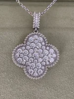 Collier long motif Magic Alhambra 1 de Van Cleef & Arpels en or blanc et diamants – Image 7