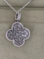 Collier long motif Magic Alhambra 1 de Van Cleef & Arpels en or blanc et diamants – Image 6