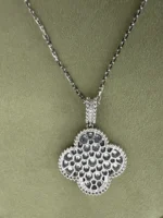 Collier long motif Magic Alhambra 1 de Van Cleef & Arpels en or blanc et diamants – Image 3