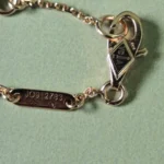 Collier et bracelet Van Cleef & Arpels Mini Alhambra rouge