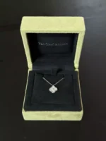 Collier pendentif en or blanc Van Cleef & Arpels Sweet Alhambra – Image 7