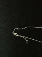 Collier pendentif en or blanc Van Cleef & Arpels Sweet Alhambra – Image 4