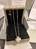 Ensemble complet de pendentifs Van Cleef & Arpels Vintage Alhambra en or jaune 18 carats – Image 5