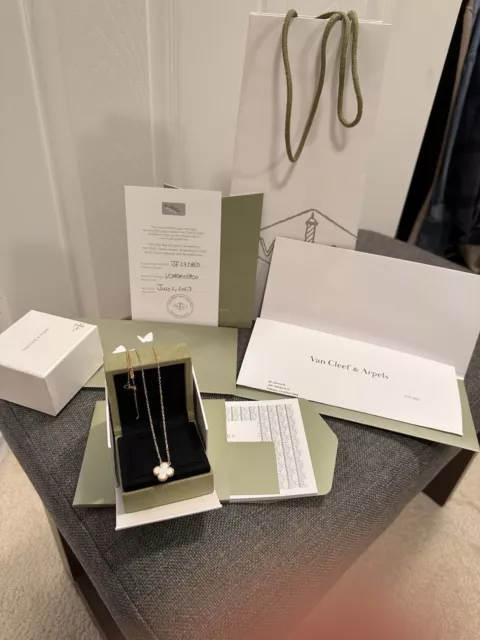 Van-Cleef-Arpels-Vintage-Alhambra-18K-Yellow-7.webp Ensemble complet de pendentifs Van Cleef & Arpels Vintage Alhambra en or jaune 18 carats – Image 1