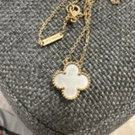 Ensemble complet de pendentifs Van Cleef & Arpels Vintage Alhambra en or jaune 18 carats – Image 6