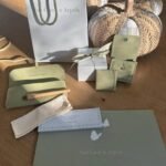 collier pendatif van cleef & Arpels sweet Alhambra en or rose 18 carats et cornaline