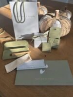 collier pendatif van cleef & Arpels sweet Alhambra en or rose 18 carats et cornaline