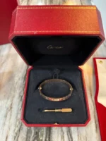 bracelet love cartier en or rose taille 17 – Image 13